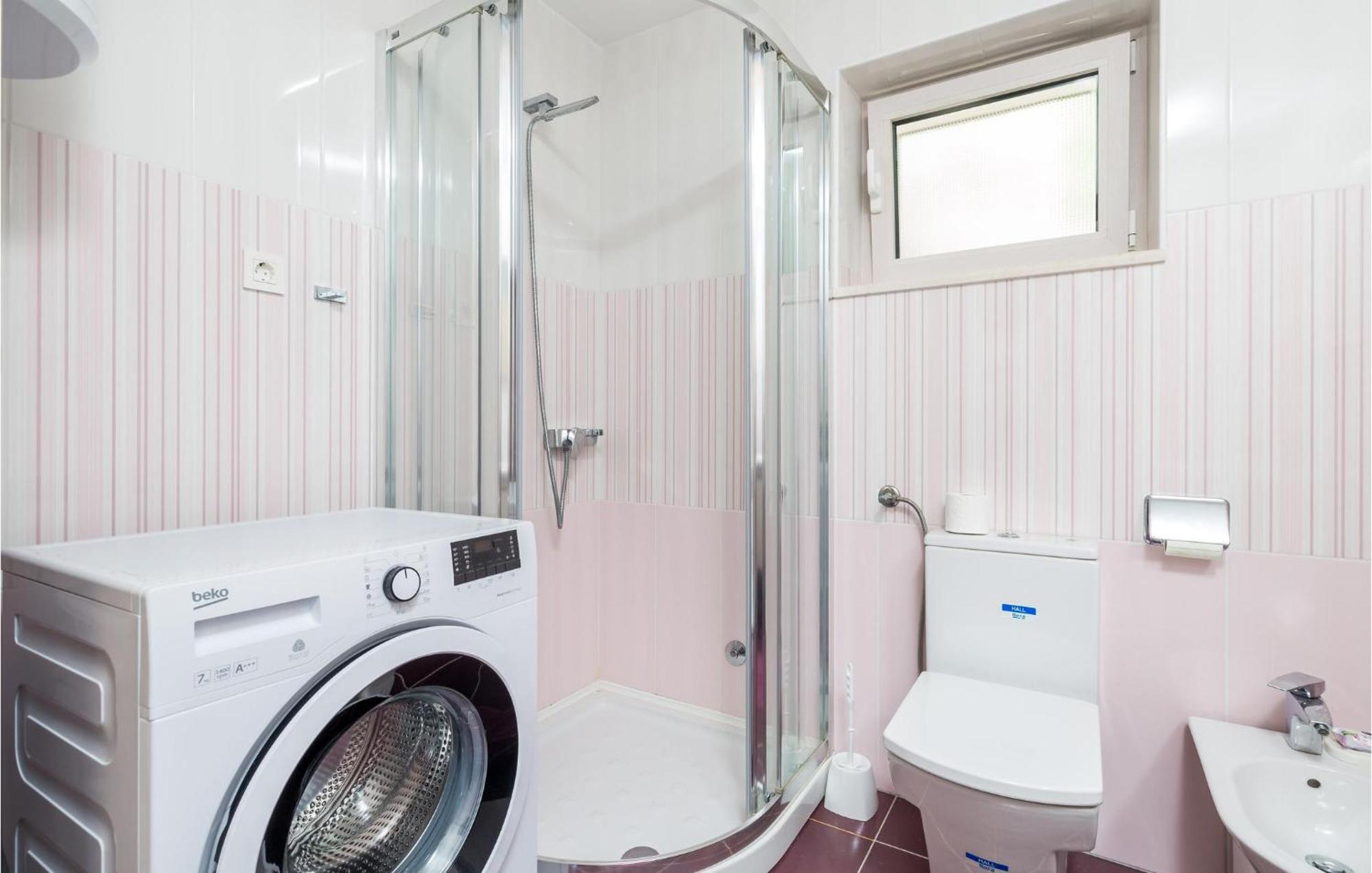 2 Bedroom Awesome Apartment In Велі-Лошинь Екстер'єр фото