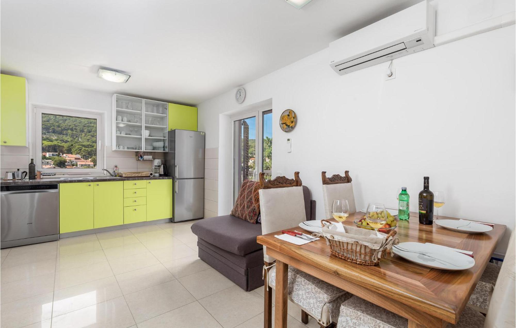 2 Bedroom Awesome Apartment In Велі-Лошинь Екстер'єр фото