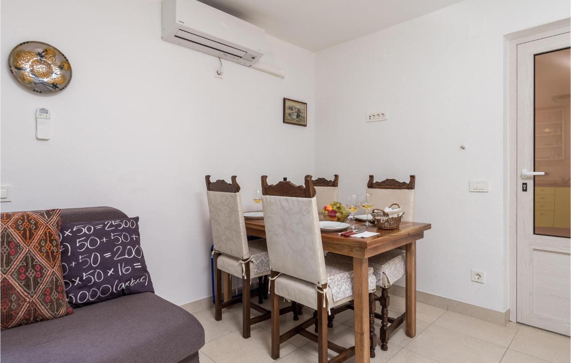 2 Bedroom Awesome Apartment In Велі-Лошинь Екстер'єр фото