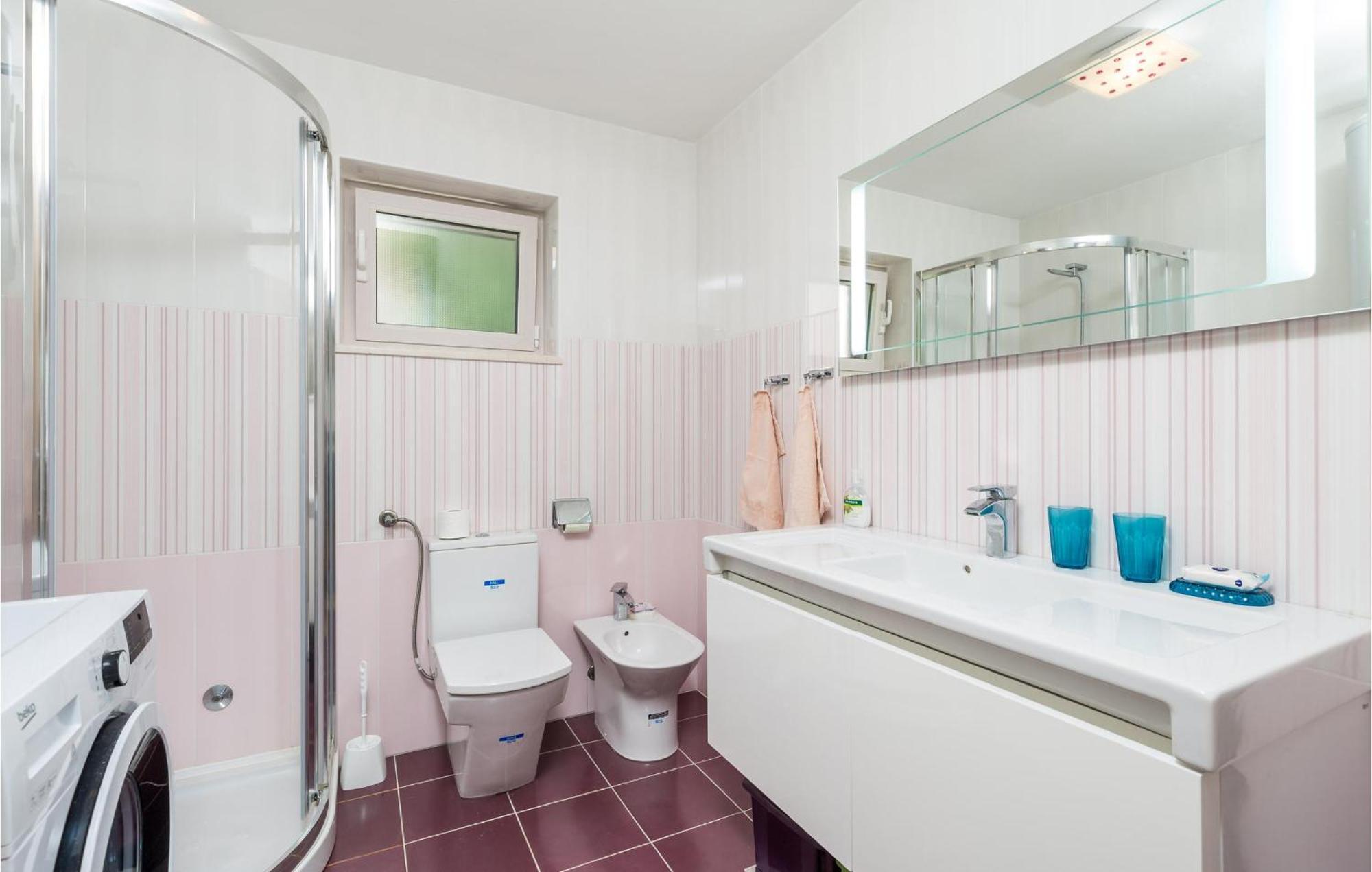 2 Bedroom Awesome Apartment In Велі-Лошинь Екстер'єр фото