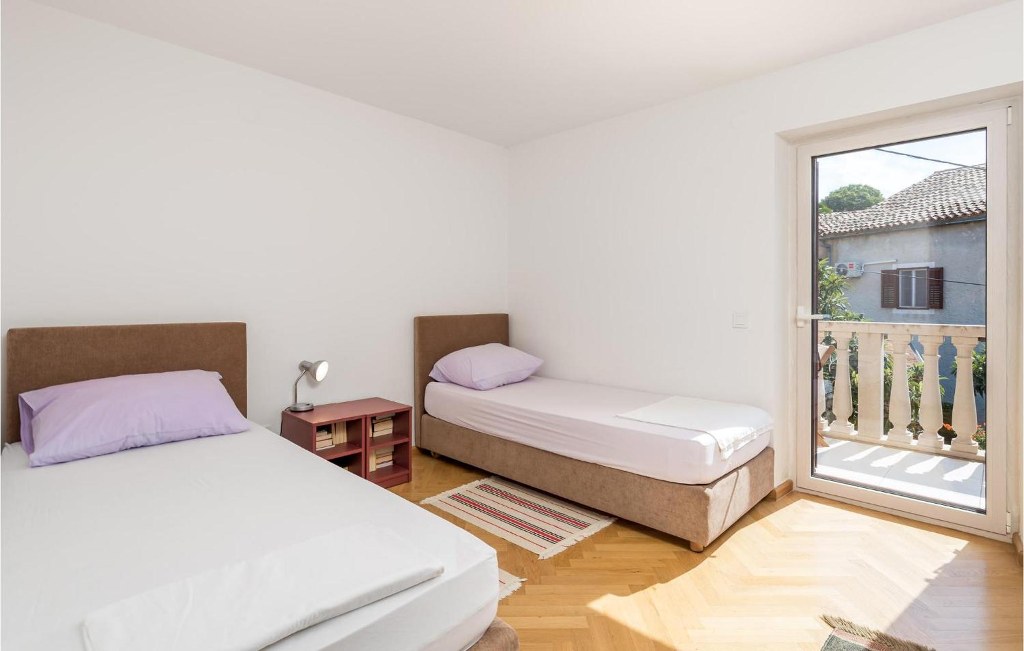 2 Bedroom Awesome Apartment In Велі-Лошинь Екстер'єр фото
